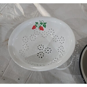 Vtg 1983 Teleflora White Strawberries‎ Enamel Shiny Kitchen Strainer Colander